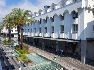 Kemer 2 bedroom furnished apartment for sale in town center / beach